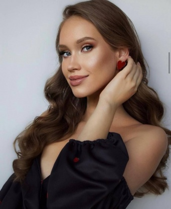 Опыт и страсть — вот мое второе я. У меня есть все, чтобы сделать тебя счастливым: умение слушать и понимать, умение доставлять непередаваемое удовольствие и создавать атмосферу непринужденности и расслабления. Не сомневайся, что я истинное удовольствие от жизни и от себя. Стройность, изящество и неотразимая внешность — все это я.
Ты долго мечтал о диком сексе? Я готова выполнить любые твои фантазии и желания. У меня есть все, чтобы сделать нашу встречу незабываемой: умелые руки, мягкие губы, шаловливый язык и пылкая страсть. Массаж, оральные ласки, классика, анал, указывай свои вкусы и я приятно удивлю тебя. Вместе мы сотворим настоящий фейерверк страсти и наслаждения.
Будь уверен, со мной ты окажешься на вершине блаженства. Удивительные отзывы о моей работе говорят сами за себя. В Москве я проживаю уже давно и готова встретиться с тобой в моей уютной квартире, где царит атмосфера комфорта и спокойствия. Позвони мне и перевоплощение в чарующую госпожу или нежную нимфу не заставит себя ждать. Приготовься к сладостному путешествию в мир наслаждения и утех. Я жду тебя! 😘🌹💋 13620, 21 год