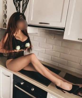 Я нежная и страстная, с грудью искусно подчеркнутой в эффектном нижнем белье. В Москве живу уже несколько лет, и знаю, как развлечь и удовлетворить мужчину. Познакомимся поближе и я расскажу о своих услугах, среди которых массаж, эротические игры и многое другое. Мои фото полностью соответствуют действительности, ведь я обожаю находиться в центре внимания. Откликнусь на заботливые и щедрые предложения. 💋 4941, 22 года